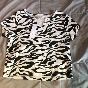 White and brown patterned short sleeved top!